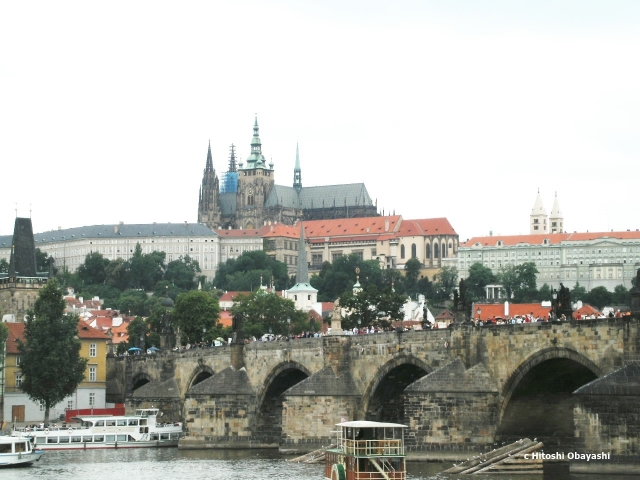 カレル橋の袂から見るプラハ城、聖ヴィート大聖堂