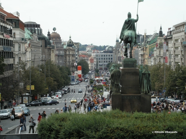 両側に重厚な建築が並ぶプラハ新市街地のヴァーツラフ広場