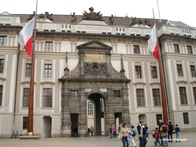 プラハ城の第1の中庭東面のマティアーシュ門