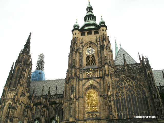 プラハ城の第3の中庭の正面に聳える聖ヴィート大聖堂