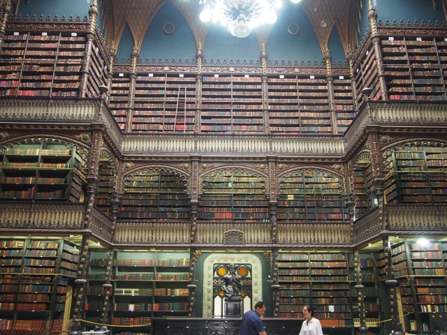 幻想図書館とも呼ばれるのも納得の幻想的な館内