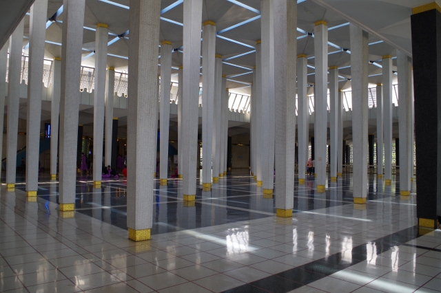 柱が多いのもモスクの特徴