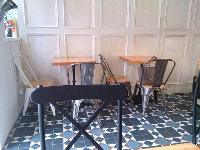 カフェスペースは4テーブルと9席