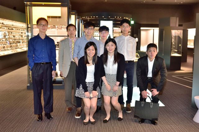 香港大学の学生の皆さんと日本人大学生ボランティアスタッフ（右）