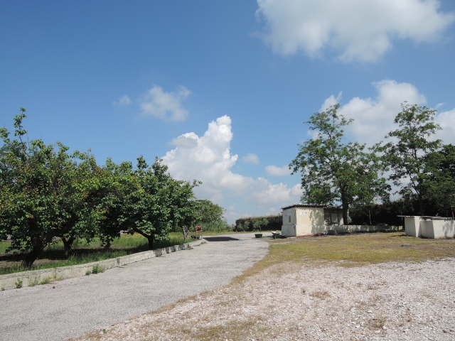 安全のために住民からは離れた所に工場があります