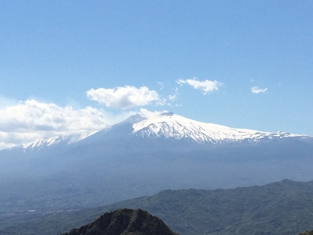 シチリアのシンボルエトナ山の北側に位置する