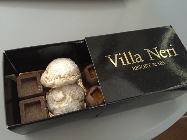 Villa Neriのロゴが入った、サービスのチョコレート