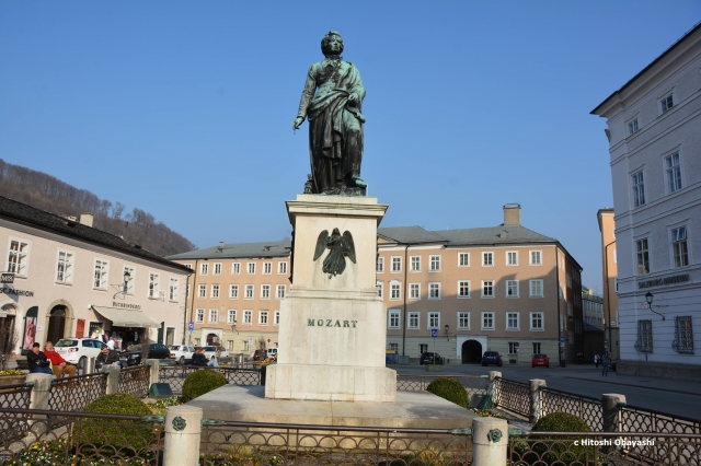 中心にモーツァルトの像が立つモーツァルト広場