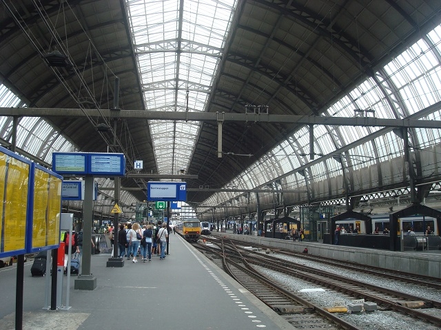 やがてアムステルダム中央駅に到着