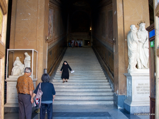 聖なる階段の隣にある階段