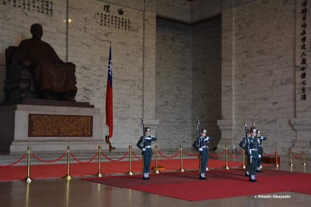 中正紀念堂の蒋介石像の前で行われる衛兵交代儀式