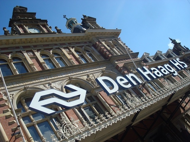 アムステルダムから電車に乗って50分　デン・ハーグ駅に到着