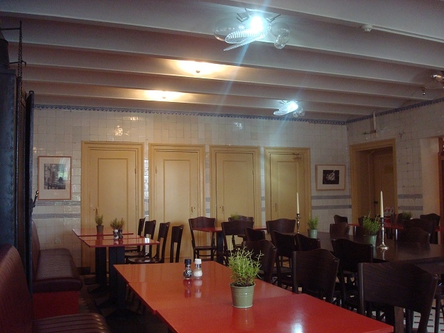 一見、簡素に見えるカフェ　でも天井の照明にご注目