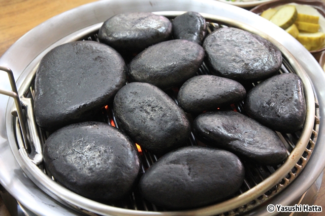 炭火で石を熱して焼く。熱しても割れたりはぜない石を使っている