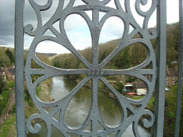 18世紀の技術を駆使した鉄橋の装飾