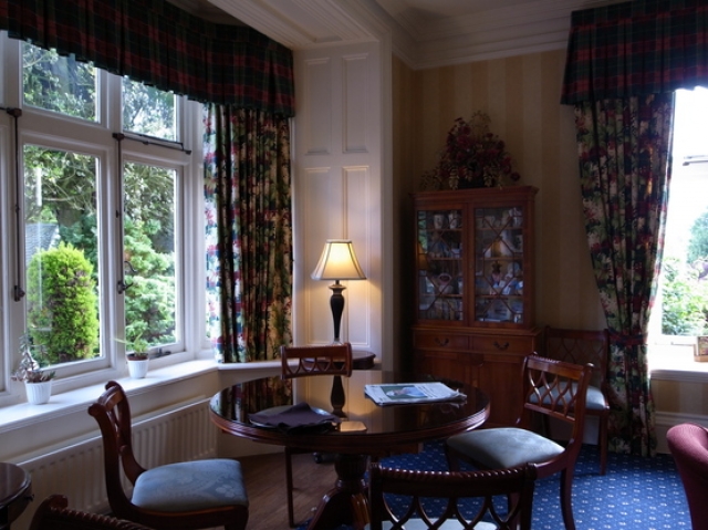 アンティークの家具や花柄のカーテンが、いかにもイギリス