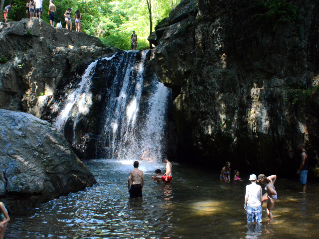 滝壺で水遊びをしたり、巨大な岩から飛び降りている男の子達も!