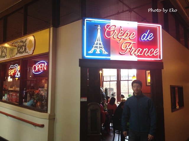 入り口からフランス色のクレープ・デ・フランセ