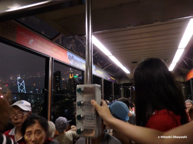 香港の夜景を正面に下山するピークトラム