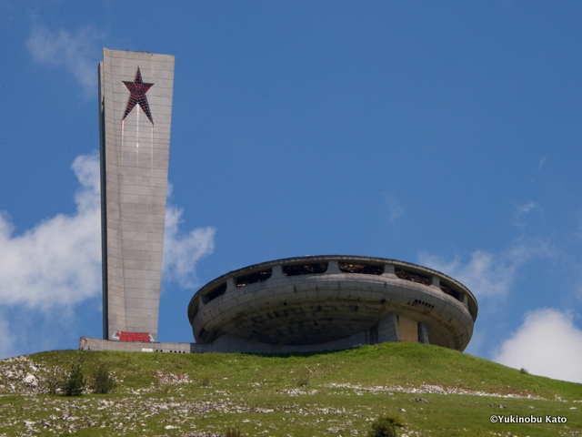 塔には大きな共産党の星が