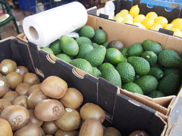 箱に並ぶ量り売りの野菜や果物たち