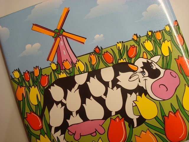 オランダのシンボル三つ巴！？風車と牛とチューリップ