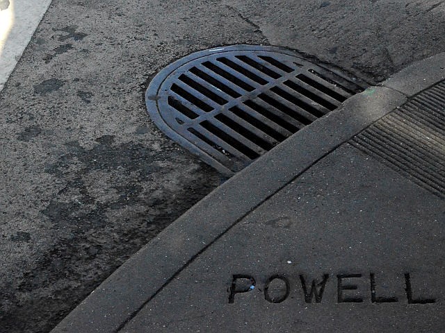 交差点に刻まれたストリート名の「パウエル(POWELL)」