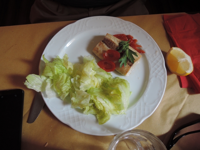 ハタのお魚トマト添えとレタスのサラダ