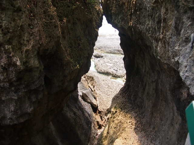 台湾本島の形に見える岩の隙間