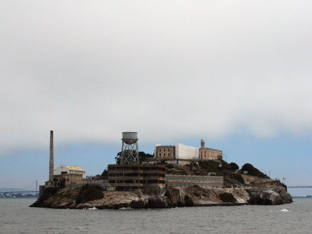 灯台が建つアルカトラズ島。かつてここには軍事施設がありました