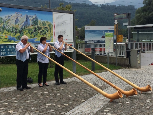 駅前広場では伝統楽器・アルプスホルンの演奏も♪