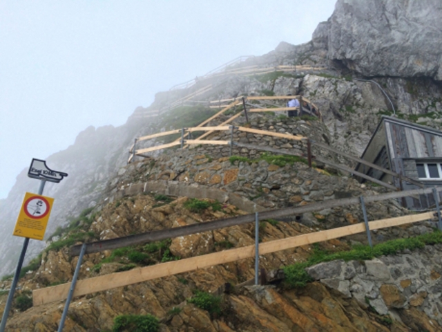 階段を登って山頂へ...！