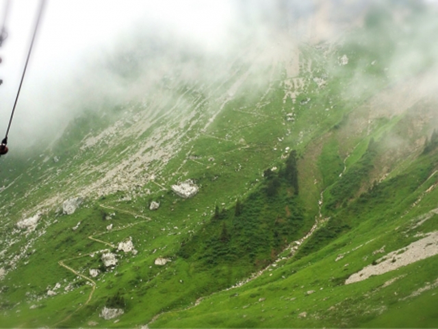 じぐざぐに作られた登山道