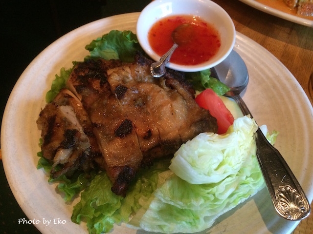 炭火焼きチキン、蒸しもち米添え