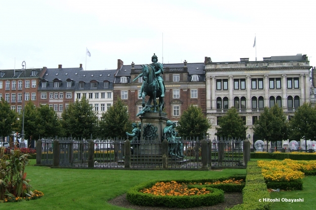 クリスチャン5世の騎馬像が中央に立つコンゲンス・ニュートーゥ