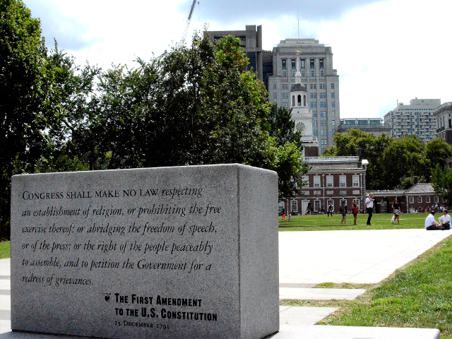 政教分離と表現の自由を示唆する憲法修正第1条が刻まれた碑