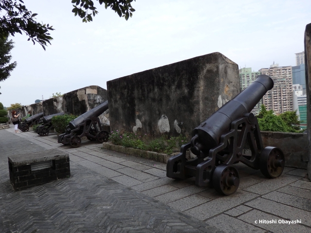 モンテの砦に並ぶ大砲