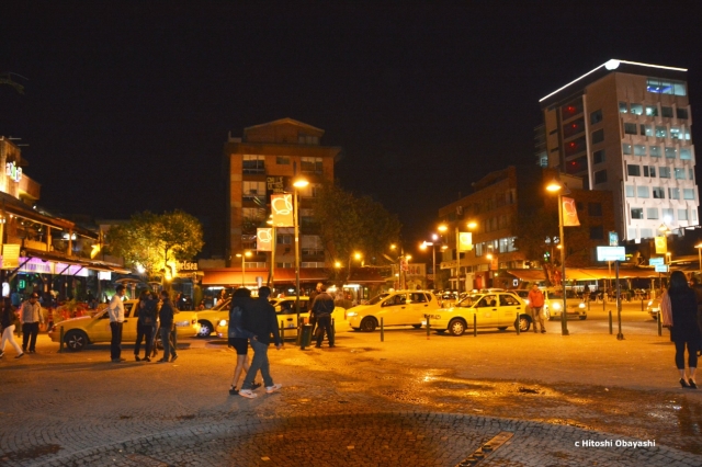 深夜まで人並が絶えないキト新市街のフォッチ広場