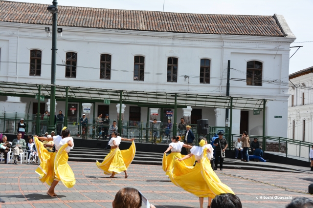 サント・ドミンゴ広場で見られるダンス・パーフォーマンス