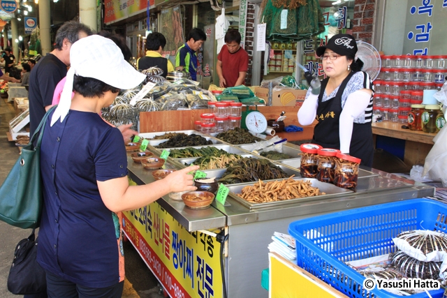 韓国式の漬物はチャンアチと呼ばれる。試食も用意されている