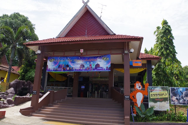 マレーシア伝統建築を模したエントランス