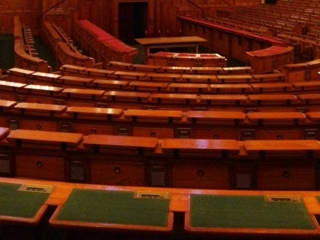 内閣に入閣している議員は赤、その他の議員は緑のシート