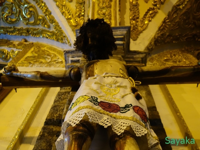 メキシコ風の刺繍をまとったイエス像