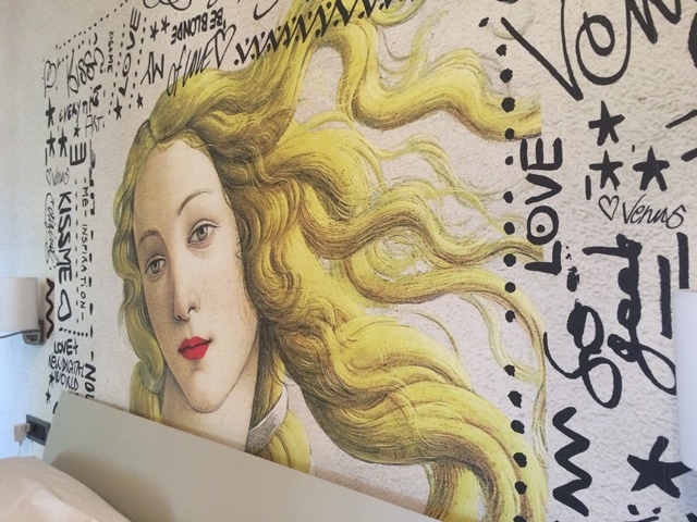 何と枕元の壁にはボッティチェッリのヴィーナスの絵が。