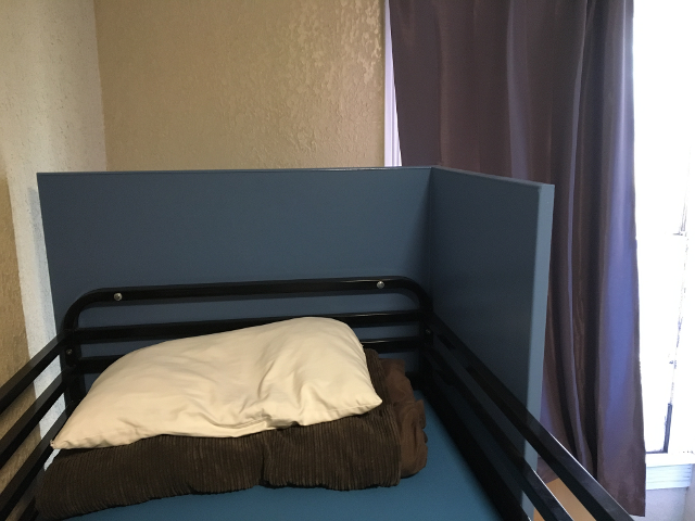枕とブランケットはベッドの上にあります。ロビーでシーツを調達