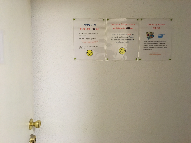 洗濯室の入り口にはルールを記載した貼り紙が。洗剤は無料です