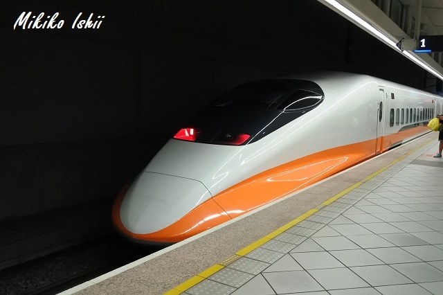 白のボディにオレンジのラインが印象的な台湾の新幹線
