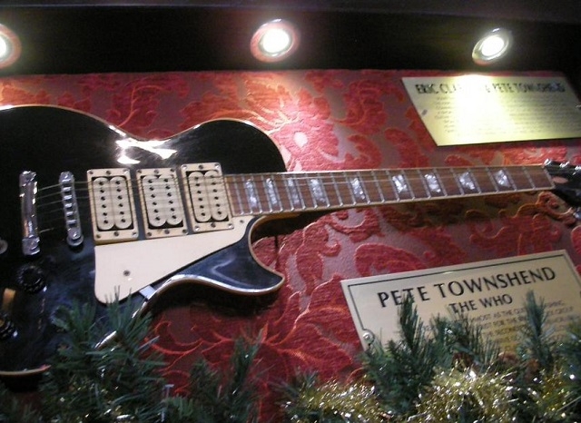 「ザ・フー」ピート・タウンシェンド寄贈のギター