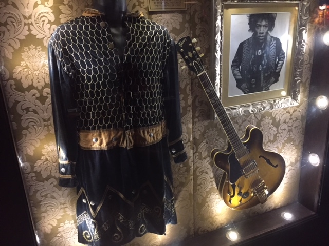 ジミ・ヘンドリックスの衣装とギター