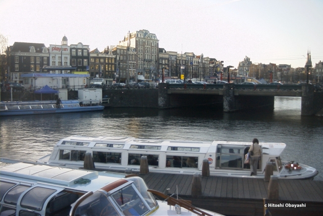アムステルダムの運河を巡るクルーズ船